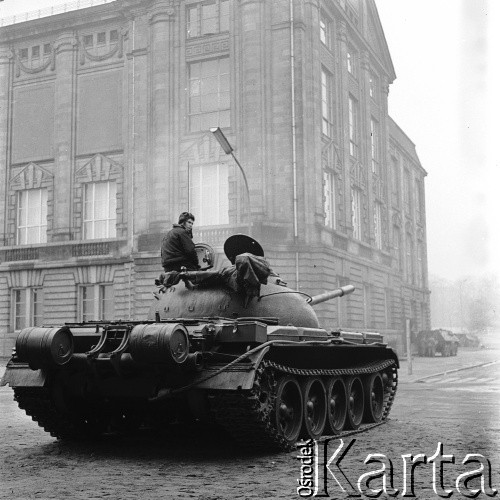 18.12.1970, Szczecin, Polska.
Wydarzenia grudniowe - transporter opancerzony „Skot” przed gmachem Muzeum Narodowego  ul. Wały Chrobrego 3.
Fot. Maciej Jasiecki, zbiory Ośrodka KARTA