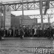 14-22.12.1970, Szczecin, Polska.
Wydarzenia grudniowe - ul. Tomasza Nocznickiego, teren Stoczni Szczecińskiej im. Adolfa Warskiego. Na ogrodzeniu tablica z napisem: 