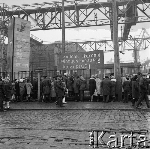 14-22.12.1970, Szczecin, Polska.
Wydarzenia grudniowe - ul. Tomasza Nocznickiego, teren Stoczni Szczecińskiej im. Adolfa Warskiego. Na ogrodzeniu tablica z napisem: 