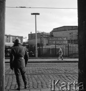 14-22.12.1970, Szczecin, Polska..
Wydarzenia grudniowe - ul. Tomasza Nocznickiego, ZOMO-owiec obserwujący teren Stoczni Szczecińskiej im. Adolfa Warskiego. W głębi tablica z napisem: 