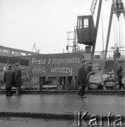 14-22.12.1970, Szczecin, Polska.
Wydarzenia grudniowe - ul. Tomasza Nocznickiego, teren Stoczni Szczecińskiej im. Adolfa Warskiego. Na ogrodzeniu hasło: 