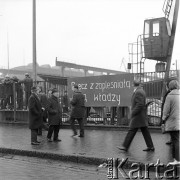 14-22.12.1970, Szczecin, Polska.
Wydarzenia grudniowe - ul. Tomasza Nocznickiego, teren Stoczni Szczecińskiej im. Adolfa Warskiego. Na ogrodzeniu hasło: 