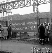 14-22.12.1970, Szczecin, Polska.
Wydarzenia grudniowe - ul. Tomasza Nocznickiego, teren Stoczni Szczecińskiej im. Adolfa Warskiego. Na ogrodzeniu hasło: 