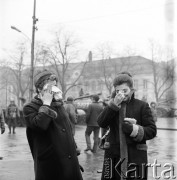 18.12.1970, Szczecin, Polska.
Wydarzenia grudniowe - kobiety płaczące w oparach gazu łzawiącego na Pl. Żołnierza Polskiego. Tego dnia w różnych punktach miasta doszło do krótkotrwałych starć z milicją. Pod stocznią wojsko otworzyło ogień. Zginęły 2 osoby. 
Fot. Maciej Jasiecki, zbiory Ośrodka KARTA