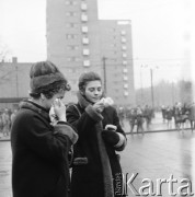 18.12.1970, Szczecin, Polska.
Wydarzenia grudniowe - kobiety płaczące w oparach gazu łzawiącego na Pl. Żołnierza Polskiego. Tego dnia w różnych punktach miasta doszło do krótkotrwałych starć z milicją. Pod stocznią wojsko otworzyło ogień. Zginęły 2 osoby. 
Fot. Maciej Jasiecki, zbiory Ośrodka KARTA