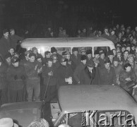 24.01.1971, Szczecin, Polska.
Miesiąc po zakończeniu grudniowych strajków 1970 roku, robotnicy Szczecina znów zastrajkowali. Na rozmowy z nimi, do Stoczni im. A. Warskiego, przyjechał I sekretarz KC PZPR Edward Gierek z przedstawicielami rządu. Nz. Edward Gierek, I sekretarz KC PZPR opuszcza teren Stoczni Szczecińskiej im. Adolfa Warskiego w „polskim fiacie 125p”. 
Fot. Maciej Jasiecki, zbiory Ośrodka KARTA