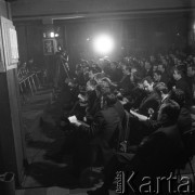 24.01.1971, Szczecin, Polska.
Miesiąc po zakończeniu grudniowych strajków 1970 roku, robotnicy Szczecina znów zastrajkowali. Na rozmowy z nimi, do Stoczni im. A. Warskiego, przyjechał I sekretarz KC PZPR Edward Gierek z przedstawicielami rządu. Nz. Świetlica Stoczni Szczecińskiej im. Adolfa Warskiego. Przedstawiciele komitetów strajkowych i tzw. 5-tek wydziałowych słuchają wystąpienia Edwarda Gierka. 
Fot. Maciej Jasiecki, zbiory Ośrodka KARTA