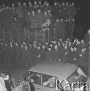 24.01.1971, Szczecin, Polska.
Miesiąc po zakończeniu grudniowych strajków 1970 roku, robotnicy Szczecina znów zastrajkowali. Na rozmowy z nimi, do Stoczni im. A. Warskiego, przyjechał I sekretarz KC PZPR Edward Gierek z przedstawicielami rządu. Nz. Edward Gierek, I sekretarz KC PZPR opuszcza teren Stoczni Szczecińskiej im. Adolfa Warskiego w „polskim fiacie 125p