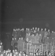 24.01.1971, Szczecin, Polska.
Miesiąc po zakończeniu grudniowych strajków 1970 roku, robotnicy Szczecina znów zastrajkowali. Na rozmowy z nimi, do Stoczni im. A. Warskiego, przyjechał I sekretarz KC PZPR Edward Gierek z przedstawicielami rządu. Nz. Edward Gierek, I sekretarz KC PZPR (niewidoczny) opuszcza teren Stoczni Szczecińskiej im. Adolfa Warskiego.
Fot. Maciej Jasiecki, zbiory Ośrodka KARTA