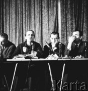 24.01.1971, Szczecin, Polska.
Miesiąc po zakończeniu grudniowych strajków 1970 roku, robotnicy Szczecina znów zastrajkowali. Na rozmowy z nimi, do Stoczni im. A. Warskiego, przyjechał I sekretarz KC PZPR Edward Gierek z przedstawicielami rządu. Nz. od lewej Edmund Bałuka (przewodniczący Komitetu Strajkowego), Franciszek Kaim (minister przemysłu ciężkiego), Tadeusz Cenkier (dyrektor stoczni). Świetlica Stoczni Szczecińskiej im. Adolfa Warskiego.
Fot. Maciej Jasiecki, zbiory Ośrodka KARTA