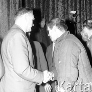 24.01.1971, Szczecin, Polska.
Miesiąc po zakończeniu grudniowych strajków 1970 roku, robotnicy Szczecina znów zastrajkowali. Na rozmowy z nimi, do Stoczni im. A. Warskiego, przyjechał I sekretarz KC PZPR Edward Gierek z przedstawicielami rządu. Nz. od lewej Piotr Jaroszewicz (premier) i Edmund Bałuka (przewodniczący Komitetu Strajkowego). Świetlica Stoczni Szczecińskiej im. Adolfa Warskiego.
Fot. Maciej Jasiecki, zbiory Ośrodka KARTA