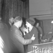 24.01.1971, Szczecin, Polska.
Miesiąc po zakończeniu grudniowych strajków 1970 roku, robotnicy Szczecina znów zastrajkowali. Na rozmowy z nimi, do Stoczni im. A. Warskiego, przyjechał I sekretarz KC PZPR Edward Gierek z przedstawicielami rządu. Nz. od lewej Piotr Jaroszewicz (premier) i Ewa Zielińska (członkini Komitetu Strajkowego). Świetlica Stoczni Szczecińskiej im. Adolfa Warskiego.
Fot. Maciej Jasiecki, zbiory Ośrodka KARTA