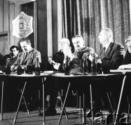 24.01.1971, Szczecin, Polska.
Miesiąc po zakończeniu grudniowych strajków 1970 roku, robotnicy Szczecina znów zastrajkowali. Na rozmowy z nimi, do Stoczni im. A. Warskiego, przyjechał I sekretarz KC PZPR Edward Gierek z przedstawicielami rządu. Nz. od lewej Franciszek Szlachcic (minister spraw wewnętrznych), Franciszek Wilanowski (członek Komitetu Strajkowego), Piotr Jaroszewicz (premier), Edward Gierek (I sekretarz KC PZPR). Świetlica Stoczni Szczecińskiej im. Adolfa Warskiego.
Fot. Maciej Jasiecki, zbiory Ośrodka KARTA