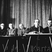 24.01.1971, Szczecin, Polska.
Miesiąc po zakończeniu grudniowych strajków 1970 roku, robotnicy Szczecina znów zastrajkowali. Na rozmowy z nimi, do Stoczni im. A. Warskiego, przyjechał I sekretarz KC PZPR Edward Gierek z przedstawicielami rządu. Nz. od lewej Franciszek Wilanowski (członek Komitetu Strajkowego), Piotr Jaroszewicz (premier), Edward Gierek (I sekretarz KC PZPR), przemawia Edmund Bałuka (przewodniczący Komitetu Strajkowego), Franciszek Kaim (minister przemysłu ciężkiego). Świetlica Stoczni Szczecińskiej im. Adolfa Warskiego.
Fot. Maciej Jasiecki, zbiory Ośrodka KARTA