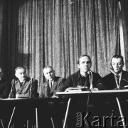 24.01.1971, Szczecin, Polska.
Miesiąc po zakończeniu grudniowych strajków 1970 roku, robotnicy Szczecina znów zastrajkowali. Na rozmowy z nimi, do Stoczni im. A. Warskiego, przyjechał I sekretarz KC PZPR Edward Gierek z przedstawicielami rządu. Nz. Piotr Jaroszewicz (premier), Edward Gierek (I sekretarz KC PZPR), Edmund Bałuka (przewodniczący Komitetu Strajkowego), Franciszek Kaim (minister przemysłu ciężkiego). Świetlica Stoczni Szczecińskiej im. Adolfa Warskiego.
Fot. Maciej Jasiecki, zbiory Ośrodka KARTA