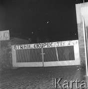 24.01.1971, Szczecin, Polska.
Miesiąc po zakończeniu grudniowych strajków 1970 roku, robotnicy Szczecina znów zastrajkowali. Na rozmowy z nimi, do Stoczni im. A. Warskiego, przyjechał I sekretarz KC PZPR Edward Gierek z przedstawicielami rządu. Nz. brama główna Stoczni Szczecińskiej im. Adolfa Warskiego.
Fot. Maciej Jasiecki, zbiory Ośrodka KARTA