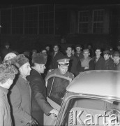 25.01.1971, Szczecin, Polska.
Miesiąc po zakończeniu grudniowych strajków 1970 roku, robotnicy Szczecina znów zastrajkowali. Na rozmowy z nimi, do Stoczni im. A. Warskiego, przyjechał I sekretarz KC PZPR Edward Gierek z przedstawicielami rządu. Nz. gen. Wojciech Jaruzelski opuszcza Stocznię Szczecińską im. Adolfa Warskiego.
Fot. Maciej Jasiecki, zbiory Ośrodka KARTA