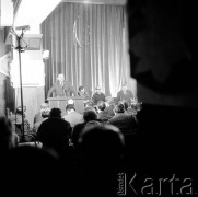 24.01.1971, Szczecin, Polska.
Miesiąc po zakończeniu grudniowych strajków 1970 roku, robotnicy Szczecina znów zastrajkowali. Na rozmowy z nimi, do Stoczni im. A. Warskiego, przyjechał I sekretarz KC PZPR Edward Gierek z przedstawicielami rządu. Nz. Przemawia Piotr Jaroszewicz (premier). Po jego lewej: Franciszek Szlachcic (minister spraw wewnętrznych), Franciszek Wilanowski (członek Komitetu Strajkowego),  Edward Gierek (I sekretarz KC PZPR). Świetlica Stoczni Szczecińskiej im. Adolfa Warskiego.
Fot. Maciej Jasiecki, zbiory Ośrodka KARTA