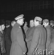 25.01.1971, Szczecin, Polska.
Miesiąc po zakończeniu grudniowych strajków 1970 roku, robotnicy Szczecina znów zastrajkowali. Na rozmowy z nimi, do Stoczni im. A. Warskiego, przyjechał I sekretarz KC PZPR Edward Gierek z przedstawicielami rządu. Nz. gen. Wojciech Jaruzelski i gen. Franciszek Szlachcic w rozmowie ze stoczniowcami. Stocznia Szczecińska im. Adolfa Warskiego.
Fot. Maciej Jasiecki, zbiory Ośrodka KARTA