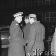 25.01.1971, Szczecin, Polska.
Miesiąc po zakończeniu grudniowych strajków 1970 roku, robotnicy Szczecina znów zastrajkowali. Na rozmowy z nimi, do Stoczni im. A. Warskiego, przyjechał I sekretarz KC PZPR Edward Gierek z przedstawicielami rządu. Nz. gen. Wojciech Jaruzelski w rozmowie ze stoczniowcami. Stocznia Szczecińska im. Adolfa Warskiego.
Fot. Maciej Jasiecki, zbiory Ośrodka KARTA