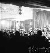 24.01.1971, Szczecin, Polska.
Miesiąc po zakończeniu grudniowych strajków 1970 roku, robotnicy Szczecina znów zastrajkowali. Na rozmowy z nimi, do Stoczni im. A. Warskiego, przyjechał I sekretarz KC PZPR Edward Gierek z przedstawicielami rządu. Nz. Przemawia Piotr Jaroszewicz (premier). Świetlica Stoczni Szczecińskiej im. Adolfa Warskiego.
Fot. Maciej Jasiecki, zbiory Ośrodka KARTA