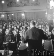 24.01.1971, Szczecin, Polska.
Miesiąc po zakończeniu grudniowych strajków 1970 roku, robotnicy Szczecina znów zastrajkowali. Na rozmowy z nimi, do Stoczni im. A. Warskiego, przyjechał I sekretarz KC PZPR Edward Gierek z przedstawicielami rządu. Nz. przemawia Edward Gierek, I sekretarz KC PZPR. Świetlica Stoczni Szczecińskiej im. Adolfa Warskiego.
Fot. Maciej Jasiecki, zbiory Ośrodka KARTA