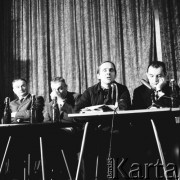 24.01.1971, Szczecin, Polska.
Miesiąc po zakończeniu grudniowych strajków 1970 roku, robotnicy Szczecina znów zastrajkowali. Na rozmowy z nimi, do Stoczni im. A. Warskiego, przyjechał I sekretarz KC PZPR Edward Gierek z przedstawicielami rządu. Nz. od lewej Piotr Jaroszewicz (premier), Edward Gierek (I sekretarz KC PZPR), Edmund Bałuka (przewodniczący Komitetu Strajkowego), Franciszek Kaim (minister przemysłu ciężkiego). Świetlica Stoczni Szczecińskiej im. Adolfa Warskiego.
Fot. Maciej Jasiecki, zbiory Ośrodka KARTA