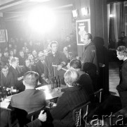 24.01.1971, Szczecin, Polska.
Miesiąc po zakończeniu grudniowych strajków 1970 roku, robotnicy Szczecina znów zastrajkowali. Na rozmowy z nimi, do Stoczni im. A. Warskiego, przyjechał I sekretarz KC PZPR Edward Gierek z przedstawicielami rządu. Nz. Na mównicy Eugenisz Szerkus (członek Komitetu Strajkowego), za nim doradca Komitetu Strajkowego, stoczniowy socjolog Lucjan Adamczuk. Świetlica Stoczni Szczecińskiej im. Adolfa Warskiego.
Fot. Maciej Jasiecki, zbiory Ośrodka KARTA