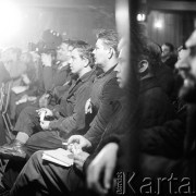 24.01.1971, Szczecin, Polska.
Miesiąc po zakończeniu grudniowych strajków 1970 roku, robotnicy Szczecina znów zastrajkowali. Na rozmowy z nimi, do Stoczni im. A. Warskiego, przyjechał I sekretarz KC PZPR Edward Gierek z przedstawicielami rządu. Nz. stoczniowcy na świetlicy Stoczni Szczecińskiej im. Adolfa Warskiego w czasie spotkania z kierownictwem partyjno-rządowym.
Fot. Maciej Jasiecki, zbiory Ośrodka KARTA