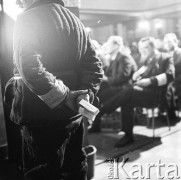 24.01.1971, Szczecin, Polska.
Miesiąc po zakończeniu grudniowych strajków 1970 roku, robotnicy Szczecina znów zastrajkowali. Na rozmowy z nimi, do Stoczni im. A. Warskiego, przyjechał I sekretarz KC PZPR Edward Gierek z przedstawicielami rządu. Nz. stoczniowcy na świetlicy Stoczni Szczecińskiej im. Adolfa Warskiego w czasie spotkania z kierownictwem partyjno-rządowym.
Fot. Maciej Jasiecki, zbiory Ośrodka KARTA