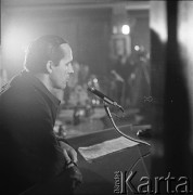 24.01.1971, Szczecin, Polska.
Miesiąc po zakończeniu grudniowych strajków 1970 roku, robotnicy Szczecina znów zastrajkowali. Na rozmowy z nimi, do Stoczni im. A. Warskiego, przyjechał I sekretarz KC PZPR Edward Gierek z przedstawicielami rządu. Nz. przemawia Edmund Bałuka, przewodniczący Komitetu Strajkowego. Świetlica Stoczni Szczecińskiej im. Adolfa Warskiego.
Fot. Maciej Jasiecki, zbiory Ośrodka KARTA