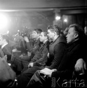 24.01.1971, Szczecin, Polska.
Miesiąc po zakończeniu grudniowych strajków 1970 roku, robotnicy Szczecina znów zastrajkowali. Na rozmowy z nimi, do Stoczni im. A. Warskiego, przyjechał I sekretarz KC PZPR Edward Gierek z przedstawicielami rządu. Nz. stoczniowcy na świetlicy Stoczni Szczecińskiej im. Adolfa Warskiego w czasie spotkania z kierownictwem partyjno-rządowym.
Fot. Maciej Jasiecki, zbiory Ośrodka KARTA
