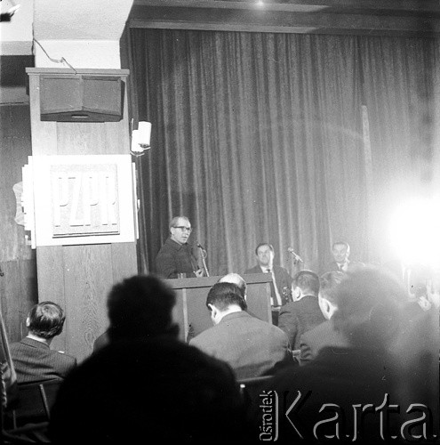 24.01.1971, Szczecin, Polska.
Miesiąc po zakończeniu grudniowych strajków 1970 roku, robotnicy Szczecina znów zastrajkowali. Na rozmowy z nimi, do Stoczni im. A. Warskiego, przyjechał I sekretarz KC PZPR Edward Gierek z przedstawicielami rządu. Nz. przemawia Franciszek Wilanowski (członek Komitetu Strajkowego). Świetlica Stoczni Szczecińskiej im. Adolfa Warskiego.
Fot. Maciej Jasiecki, zbiory Ośrodka KARTA