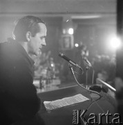 24.01.1971, Szczecin, Polska.
Miesiąc po zakończeniu grudniowych strajków 1970 roku, robotnicy Szczecina znów zastrajkowali. Na rozmowy z nimi, do Stoczni im. A. Warskiego, przyjechał I sekretarz KC PZPR Edward Gierek z przedstawicielami rządu. Nz. przemawia Edmund Bałuka, przewodniczący Komitetu Strajkowego. Świetlica Stoczni Szczecińskiej im. Adolfa Warskiego.
Fot. Maciej Jasiecki, zbiory Ośrodka KARTA