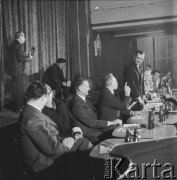 24.01.1971, Szczecin, Polska.
Miesiąc po zakończeniu grudniowych strajków 1970 roku, robotnicy Szczecina znów zastrajkowali. Na rozmowy z nimi, do Stoczni im. A. Warskiego, przyjechał I sekretarz KC PZPR Edward Gierek z przedstawicielami rządu. Nz. od lewej siedzą: Franciszek Szlachcic (minister spraw wewnętrznych), Franciszek Wilanowski (członek Komitetu Strajkowego), Piotr Jaroszewicz (premier), Edward Gierek (I sekretarz KC PZPR), Edmund Bałuka (przewodniczący Komitetu Strajkowego), Tadeusz Cenkier (stoi, dyrektor stoczni), Franciszek Kaim (minister przemysłu ciężkiego), Wojciech Jaruzelski (minister obrony narodowej). Świetlica Stoczni Szczecińskiej im. Adolfa Warskiego.
Fot. Maciej Jasiecki, zbiory Ośrodka KARTA