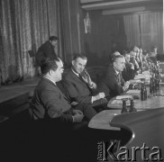 24.01.1971, Szczecin, Polska.
Miesiąc po zakończeniu grudniowych strajków 1970 roku, robotnicy Szczecina znów zastrajkowali. Na rozmowy z nimi, do Stoczni im. A. Warskiego, przyjechał I sekretarz KC PZPR Edward Gierek z przedstawicielami rządu. Nz. od lewej siedzą: Franciszek Szlachcic (minister spraw wewnętrznych), Franciszek Wilanowski (członek Komitetu Strajkowego), Piotr Jaroszewicz (premier), Edward Gierek (I sekretarz KC PZPR), Edmund Bałuka (przewodniczący Komitetu Strajkowego), Tadeusz Cenkier (dyrektor stoczni), Franciszek Kaim (minister przemysłu ciężkiego), Wojciech Jaruzelski (minister obrony narodowej). Świetlica Stoczni Szczecińskiej im. Adolfa Warskiego.
Fot. Maciej Jasiecki, zbiory Ośrodka KARTA