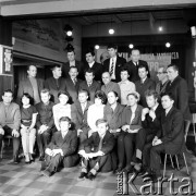 Luty 1971, Szczecin, Polska.
Miesiąc po zakończeniu grudniowych strajków 1970 roku, robotnicy Szczecina znów zastrajkowali.  Członkowie Komitetu Strajkowego. W kolejności alfabetycznej: Lucjan Adamczuk, Edmund Bałuka, Ryszard Bidler, Eugeniusz Błażewicz, Piotr Fiszer, Bogdan Gołaszewski, Maria Jakimowicz, Marian Jurczyk, Antoni Kij, Wiesław Krajewski, Ireneusz Mateluch, Kazimierz Piechocki, Henryk Sobczak, Jan Sobieski, Teresa Szerkus, Eugeniusz Szerkus, Józef Szymański, Adam Ulfik, Władysław Tokarski, Danuta Wilanowska, Franciszek Wilanowski, Ewa Zielińska. 
Fot. Maciej Jasiecki, zbiory Ośrodka KARTA