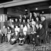 Luty 1971, Szczecin, Polska.
Miesiąc po zakończeniu grudniowych strajków 1970 roku, robotnicy Szczecina znów zastrajkowali.  Członkowie Komitetu Strajkowego. W kolejności alfabetycznej: Lucjan Adamczuk, Edmund Bałuka, Ryszard Bidler, Eugeniusz Błażewicz, Piotr Fiszer, Bogdan Gołaszewski, Maria Jakimowicz, Marian Jurczyk, Antoni Kij, Wiesław Krajewski, Ireneusz Mateluch, Kazimierz Piechocki, Henryk Sobczak, Jan Sobieski, Teresa Szerkus, Eugeniusz Szerkus, Józef Szymański, Adam Ulfik, Władysław Tokarski, Danuta Wilanowska, Franciszek Wilanowski, Ewa Zielińska. 
Fot. Maciej Jasiecki, zbiory Ośrodka KARTA