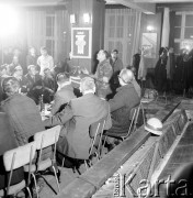 24.01.1971, Szczecin, Polska.
Miesiąc po zakończeniu grudniowych strajków 1970 roku, robotnicy Szczecina znów zastrajkowali. Na rozmowy z nimi, do Stoczni im. A. Warskiego, przyjechał I sekretarz KC PZPR Edward Gierek z przedstawicielami rządu. Nz. przemawia członek Komitetu Strajkowego. Świetlica Stoczni Szczecińskiej im. Adolfa Warskiego
Fot. Maciej Jasiecki, zbiory Ośrodka KARTA