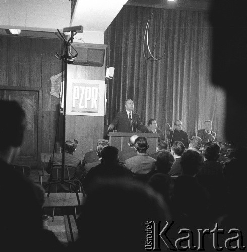 24.01.1971, Szczecin, Polska.
Miesiąc po zakończeniu grudniowych strajków 1970 roku, robotnicy Szczecina znów zastrajkowali. Na rozmowy z nimi, do Stoczni im. A. Warskiego, przyjechał I sekretarz KC PZPR Edward Gierek z przedstawicielami rządu. Nz. przemawia Edward Gierek, I sekretarz KC PZPR. Po jego lewej Franciszek Szlachcic (minister spraw wewnętrznych), Franciszek Wilanowski (członek Komitetu Strajkowego), Piotr Jaroszewicz (premier). Świetlica Stoczni Szczecińskiej im. Adolfa Warskiego.
Fot. Maciej Jasiecki, zbiory Ośrodka KARTA