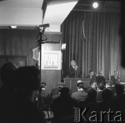 24.01.1971, Szczecin, Polska.
Miesiąc po zakończeniu grudniowych strajków 1970 roku, robotnicy Szczecina znów zastrajkowali. Na rozmowy z nimi, do Stoczni im. A. Warskiego, przyjechał I sekretarz KC PZPR Edward Gierek z przedstawicielami rządu. Nz. przemawia Edward Gierek, I sekretarz KC PZPR. Po jego lewej Franciszek Szlachcic (minister spraw wewnętrznych), Franciszek Wilanowski (członek Komitetu Strajkowego), Piotr Jaroszewicz (premier). Świetlica Stoczni Szczecińskiej im. Adolfa Warskiego.
Fot. Maciej Jasiecki, zbiory Ośrodka KARTA