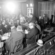 24.01.1971, Szczecin, Polska.
Miesiąc po zakończeniu grudniowych strajków 1970 roku, robotnicy Szczecina znów zastrajkowali. Na rozmowy z nimi, do Stoczni im. A. Warskiego, przyjechał I sekretarz KC PZPR Edward Gierek z przedstawicielami rządu. Nz. przemawia członek Komitetu Strajkowego. Świetlica Stoczni Szczecińskiej im. Adolfa Warskiego.
Fot. Maciej Jasiecki, zbiory Ośrodka KARTA
