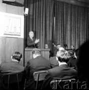 24.01.1971, Szczecin, Polska.
Miesiąc po zakończeniu grudniowych strajków 1970 roku, robotnicy Szczecina znów zastrajkowali. Na rozmowy z nimi, do Stoczni im. A. Warskiego, przyjechał I sekretarz KC PZPR Edward Gierek z przedstawicielami rządu. Nz. przemawia Edward Gierek, I sekretarz KC PZPR. Po jego lewej Franciszek Szlachcic (minister spraw wewnętrznych), Franciszek Wilanowski (członek Komitetu Strajkowego), Piotr Jaroszewicz (premier). Świetlica Stoczni Szczecińskiej im. Adolfa Warskiego.
Fot. Maciej Jasiecki, zbiory Ośrodka KARTA
