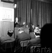24.01.1971, Szczecin, Polska.
Miesiąc po zakończeniu grudniowych strajków 1970 roku, robotnicy Szczecina znów zastrajkowali. Na rozmowy z nimi, do Stoczni im. A. Warskiego, przyjechał I sekretarz KC PZPR Edward Gierek z przedstawicielami rządu. Nz. przemawia Edward Gierek, I sekretarz KC PZPR. Po jego lewej Franciszek Szlachcic (minister spraw wewnętrznych), Franciszek Wilanowski (członek Komitetu Strajkowego), Piotr Jaroszewicz (premier). Świetlica Stoczni Szczecińskiej im. Adolfa Warskiego.
Fot. Maciej Jasiecki, zbiory Ośrodka KARTA