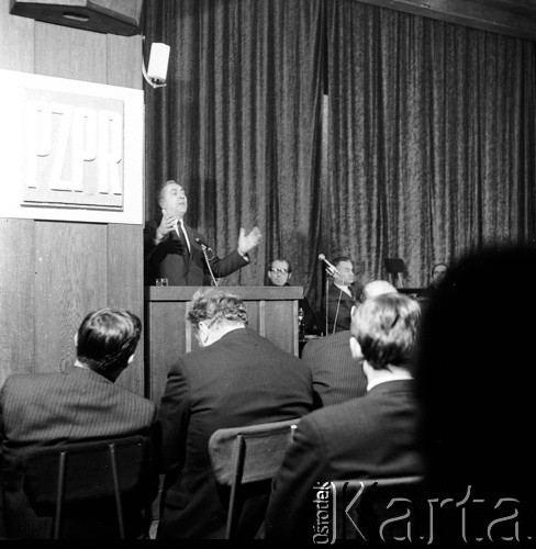 24.01.1971, Szczecin, Polska.
Miesiąc po zakończeniu grudniowych strajków 1970 roku, robotnicy Szczecina znów zastrajkowali. Na rozmowy z nimi, do Stoczni im. A. Warskiego, przyjechał I sekretarz KC PZPR Edward Gierek z przedstawicielami rządu. Nz. przemawia Edward Gierek, I sekretarz KC PZPR. Po jego lewej Franciszek Szlachcic (minister spraw wewnętrznych), Franciszek Wilanowski (członek Komitetu Strajkowego), Piotr Jaroszewicz (premier). Świetlica Stoczni Szczecińskiej im. Adolfa Warskiego.
Fot. Maciej Jasiecki, zbiory Ośrodka KARTA