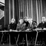 24.01.1971, Szczecin, Polska.
Miesiąc po zakończeniu grudniowych strajków 1970 roku, robotnicy Szczecina znów zastrajkowali. Na rozmowy z nimi, do Stoczni im. A. Warskiego, przyjechał I sekretarz KC PZPR Edward Gierek z przedstawicielami rządu. Nz. od lewej Franciszek Wilanowski (członek Komitetu Strajkowego), Piotr Jaroszewicz (premier), Lucjan Adamczuk (doradca Komitetu Strajkowego), Edward Gierek (I sekretarz KC PZPR), Edmund Bałuka (przewodniczący Komitetu Strajkowego). Świetlica Stoczni Szczecińskiej im. Adolfa Warskiego.
Fot. Maciej Jasiecki, zbiory Ośrodka KARTA