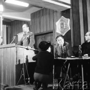 24.01.1971, Szczecin, Polska.
Miesiąc po zakończeniu grudniowych strajków 1970 roku, robotnicy Szczecina znów zastrajkowali. Na rozmowy z nimi, do Stoczni im. A. Warskiego, przyjechał I sekretarz KC PZPR Edward Gierek z przedstawicielami rządu. Nz. przemawia Wojciech Jaruzelski (minister obrony narodowej), Ewa Zielińska (tyłem), Franciszek Szlachcic (minister spraw wewnętrznych), Franciszek Wilanowski (członek Komitetu Strajkowego). Świetlica Stoczni Szczecińskiej im. Adolfa Warskiego.
Fot. Maciej Jasiecki, zbiory Ośrodka KARTA
