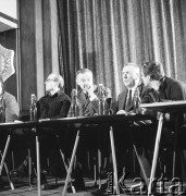 24.01.1971, Szczecin, Polska.
Miesiąc po zakończeniu grudniowych strajków 1970 roku, robotnicy Szczecina znów zastrajkowali. Na rozmowy z nimi, do Stoczni im. A. Warskiego, przyjechał I sekretarz KC PZPR Edward Gierek z przedstawicielami rządu. Nz. od lewej Franciszek Wilanowski (członek Komitetu Strajkowego), Piotr Jaroszewicz (premier), Lucjan Adamczuk (doradca Komitetu Strajkowego), Edward Gierek (I sekretarz KC PZPR), Edmund Bałuka (przewodniczący Komitetu Strajkowego). Świetlica Stoczni Szczecińskiej im. Adolfa Warskiego.
Fot. Maciej Jasiecki, zbiory Ośrodka KARTA