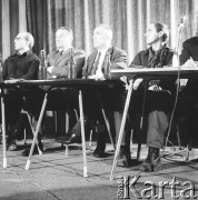 24.01.1971, Szczecin, Polska.
Miesiąc po zakończeniu grudniowych strajków 1970 roku, robotnicy Szczecina znów zastrajkowali. Na rozmowy z nimi, do Stoczni im. A. Warskiego, przyjechał I sekretarz KC PZPR Edward Gierek z przedstawicielami rządu. Nz. od lewej Franciszek Wilanowski (członek Komitetu Strajkowego), Piotr Jaroszewicz (premier), Lucjan Adamczuk (doradca Komitetu Strajkowego), Edward Gierek (I sekretarz KC PZPR), Edmund Bałuka (przewodniczący Komitetu Strajkowego). Świetlica Stoczni Szczecińskiej im. Adolfa Warskiego.
Fot. Maciej Jasiecki, zbiory Ośrodka KARTA