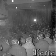24.01.1971, Szczecin, Polska.
Miesiąc po zakończeniu grudniowych strajków 1970 roku, robotnicy Szczecina znów zastrajkowali. Na rozmowy z nimi, do Stoczni im. A. Warskiego, przyjechał I sekretarz KC PZPR Edward Gierek z przedstawicielami rządu. Nz. stoczniowcy na świetlica Stoczni Szczecińskiej im. Adolfa Warskiego w czasie spotkania z kierownictwem partyjno-rządowym.
Fot. Maciej Jasiecki, zbiory Ośrodka KARTA